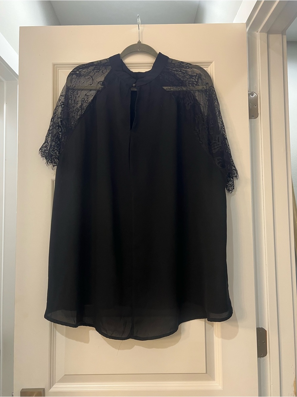 Emery Rose Women’s Plus Size 5XL Black Lace Sleeve Keyhole Blouse Top